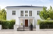 Villa mit Eingangsbereich und Vorgarten