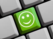 Grünes Smiley auf einer Taste der Tastatur