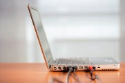 Bild MobilienInkasso Aufgeklappter Laptop seitlich aufgenommen